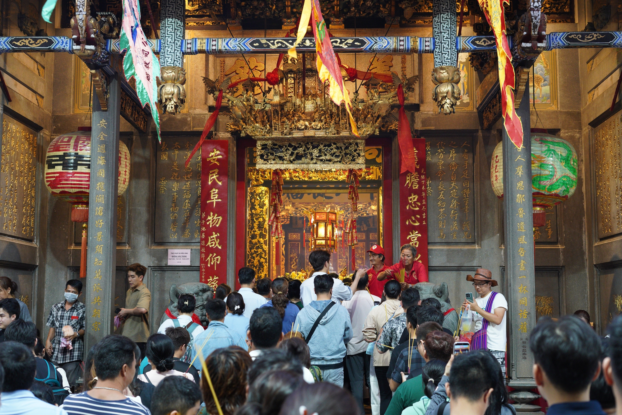 Người d&acirc;n chen k&iacute;n ng&ocirc;i ch&ugrave;a thi&ecirc;ng tại TP.HCM đ&ecirc;m Rằm th&aacute;ng Gi&ecirc;ng, tất cả v&igrave; một tục "vay - trả" đ&atilde; tồn tại trăm năm- Ảnh 5.