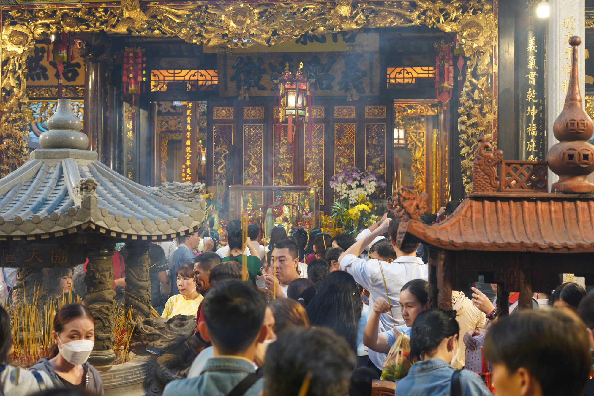 Người d&acirc;n chen k&iacute;n ng&ocirc;i ch&ugrave;a thi&ecirc;ng tại TP.HCM đ&ecirc;m Rằm th&aacute;ng Gi&ecirc;ng, tất cả v&igrave; một tục "vay - trả" đ&atilde; tồn tại trăm năm- Ảnh 6.