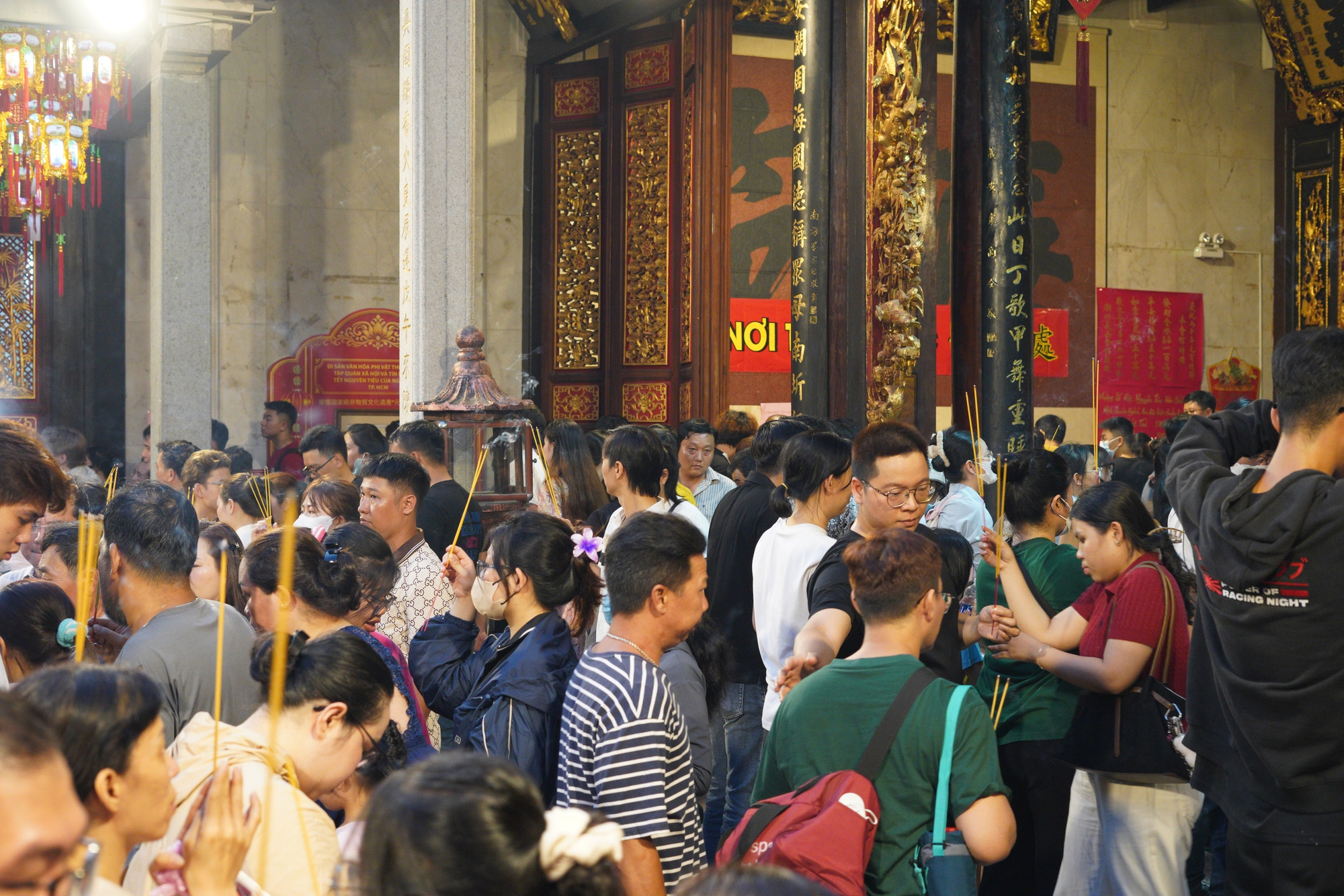 Người d&acirc;n chen k&iacute;n ng&ocirc;i ch&ugrave;a thi&ecirc;ng tại TP.HCM đ&ecirc;m Rằm th&aacute;ng Gi&ecirc;ng, tất cả v&igrave; một tục "vay - trả" đ&atilde; tồn tại trăm năm- Ảnh 7.