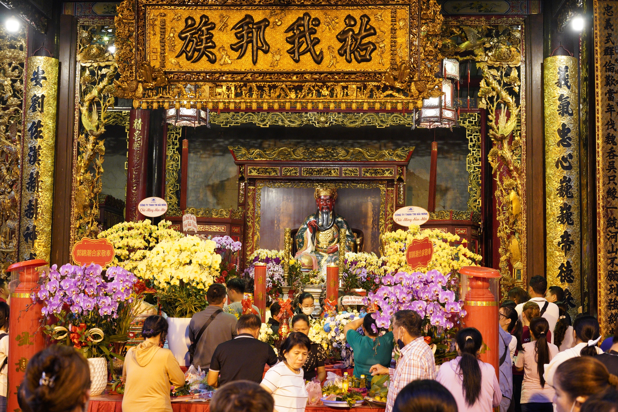 Người d&acirc;n chen k&iacute;n ng&ocirc;i ch&ugrave;a thi&ecirc;ng tại TP.HCM đ&ecirc;m Rằm th&aacute;ng Gi&ecirc;ng, tất cả v&igrave; một tục "vay - trả" đ&atilde; tồn tại trăm năm- Ảnh 9.