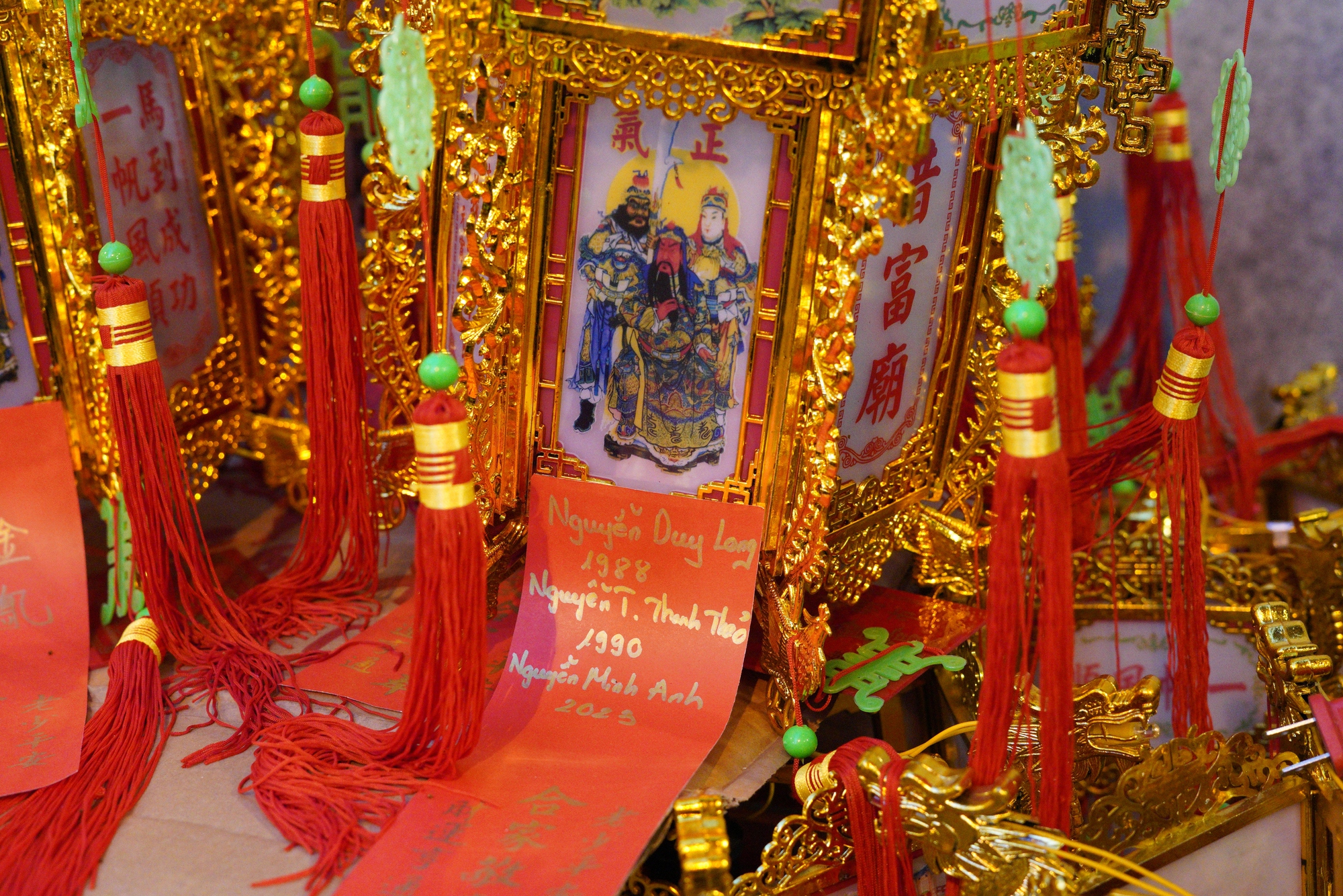 Người d&acirc;n chen k&iacute;n ng&ocirc;i ch&ugrave;a thi&ecirc;ng tại TP.HCM đ&ecirc;m Rằm th&aacute;ng Gi&ecirc;ng, tất cả v&igrave; một tục "vay - trả" đ&atilde; tồn tại trăm năm- Ảnh 10.