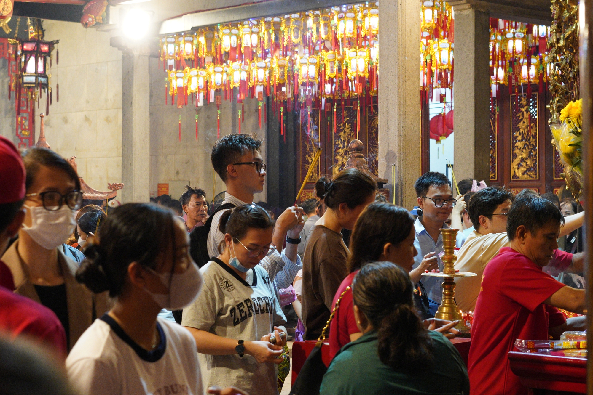 Người d&acirc;n chen k&iacute;n ng&ocirc;i ch&ugrave;a thi&ecirc;ng tại TP.HCM đ&ecirc;m Rằm th&aacute;ng Gi&ecirc;ng, tất cả v&igrave; một tục "vay - trả" đ&atilde; tồn tại trăm năm- Ảnh 11.