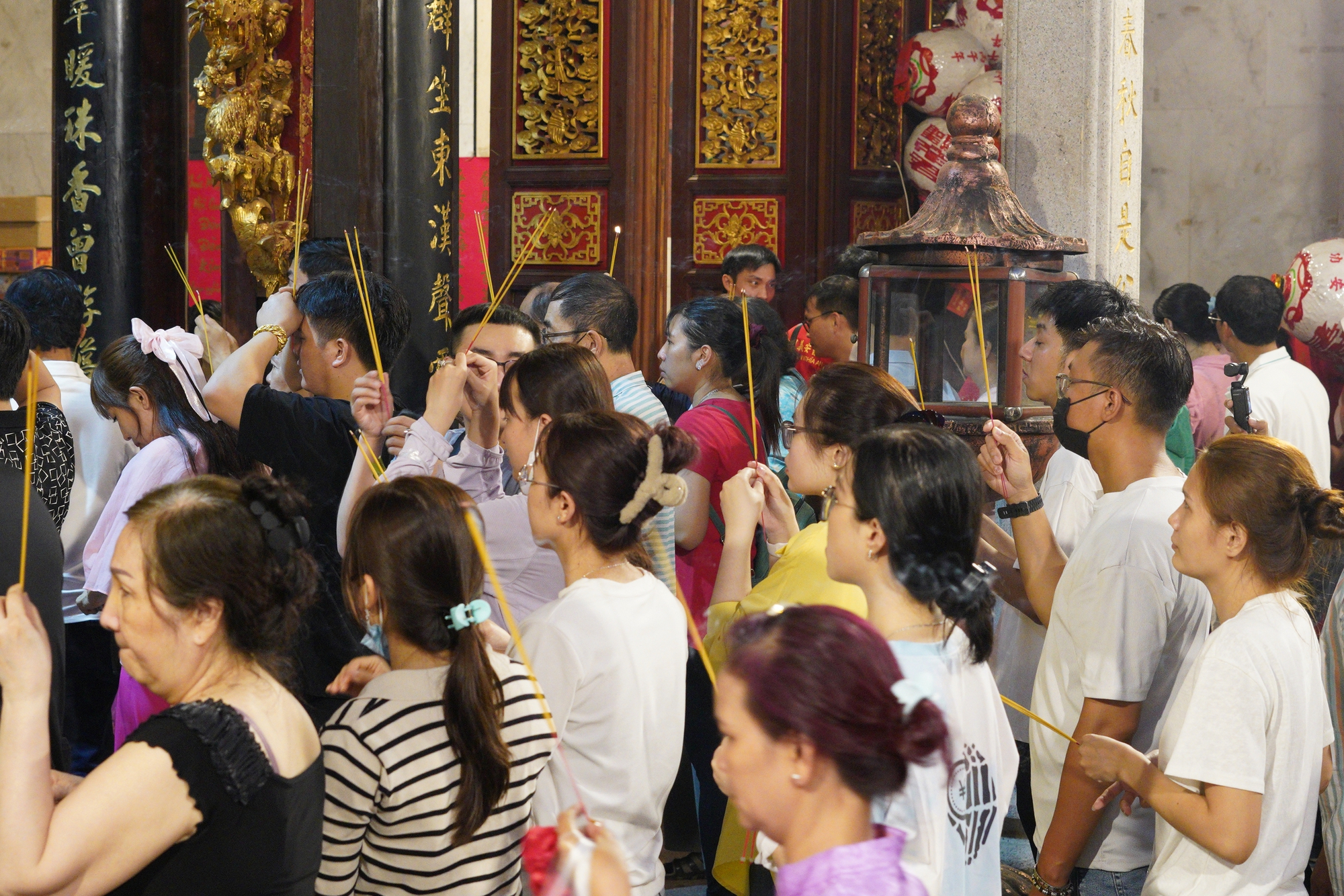 Người d&acirc;n chen k&iacute;n ng&ocirc;i ch&ugrave;a thi&ecirc;ng tại TP.HCM đ&ecirc;m Rằm th&aacute;ng Gi&ecirc;ng, tất cả v&igrave; một tục "vay - trả" đ&atilde; tồn tại trăm năm- Ảnh 12.