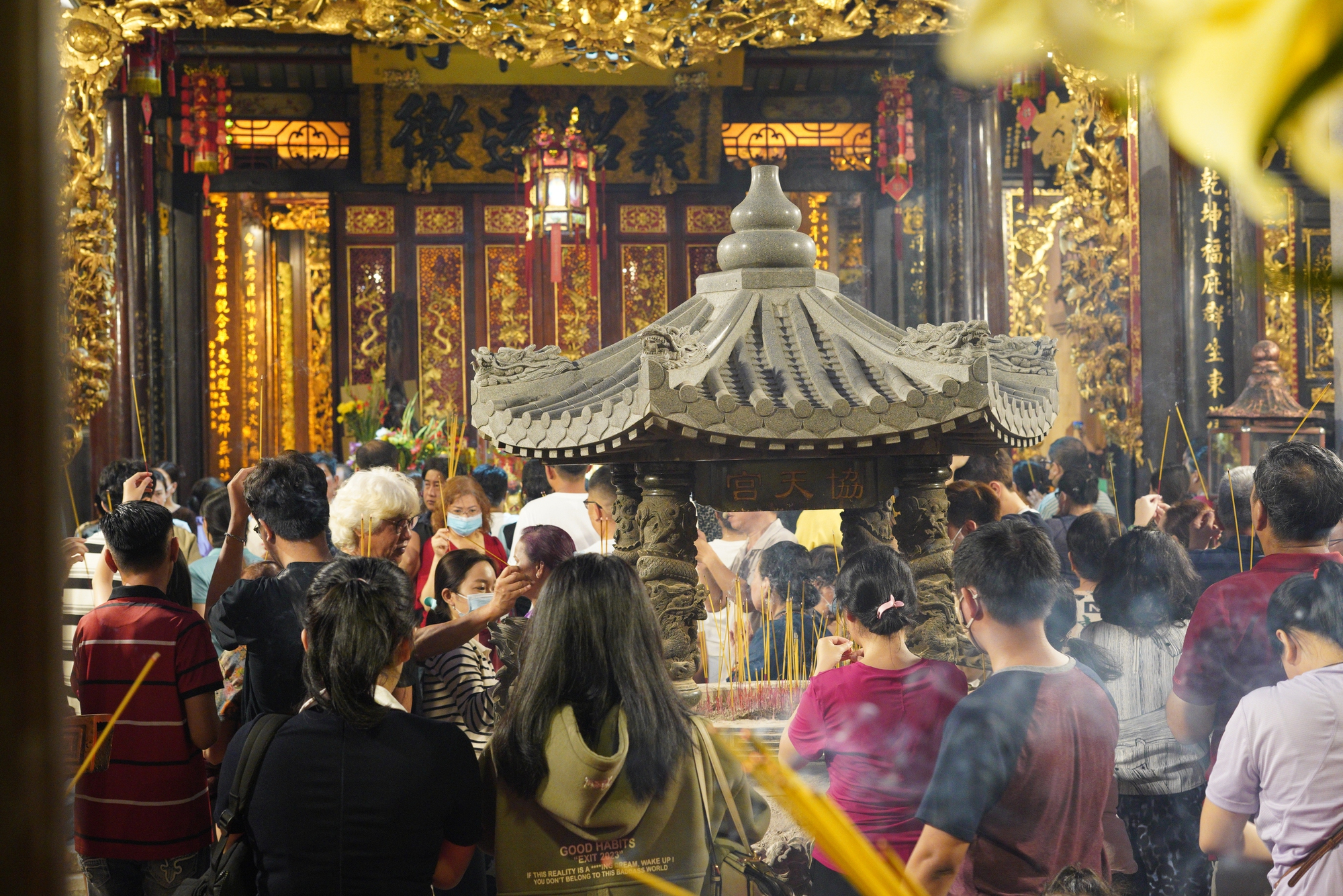 Người d&acirc;n chen k&iacute;n ng&ocirc;i ch&ugrave;a thi&ecirc;ng tại TP.HCM đ&ecirc;m Rằm th&aacute;ng Gi&ecirc;ng, tất cả v&igrave; một tục "vay - trả" đ&atilde; tồn tại trăm năm- Ảnh 13.