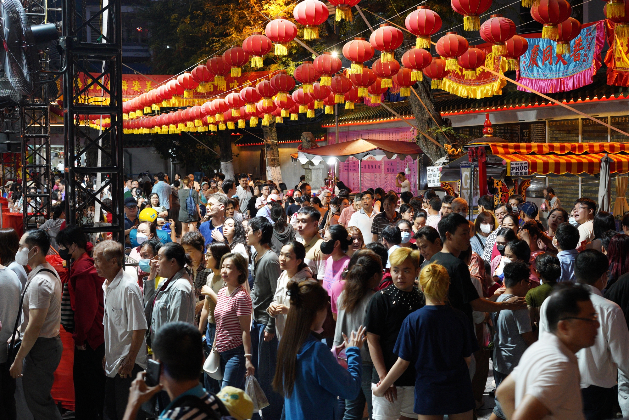 Người d&acirc;n chen k&iacute;n ng&ocirc;i ch&ugrave;a thi&ecirc;ng tại TP.HCM đ&ecirc;m Rằm th&aacute;ng Gi&ecirc;ng, tất cả v&igrave; một tục "vay - trả" đ&atilde; tồn tại trăm năm- Ảnh 14.