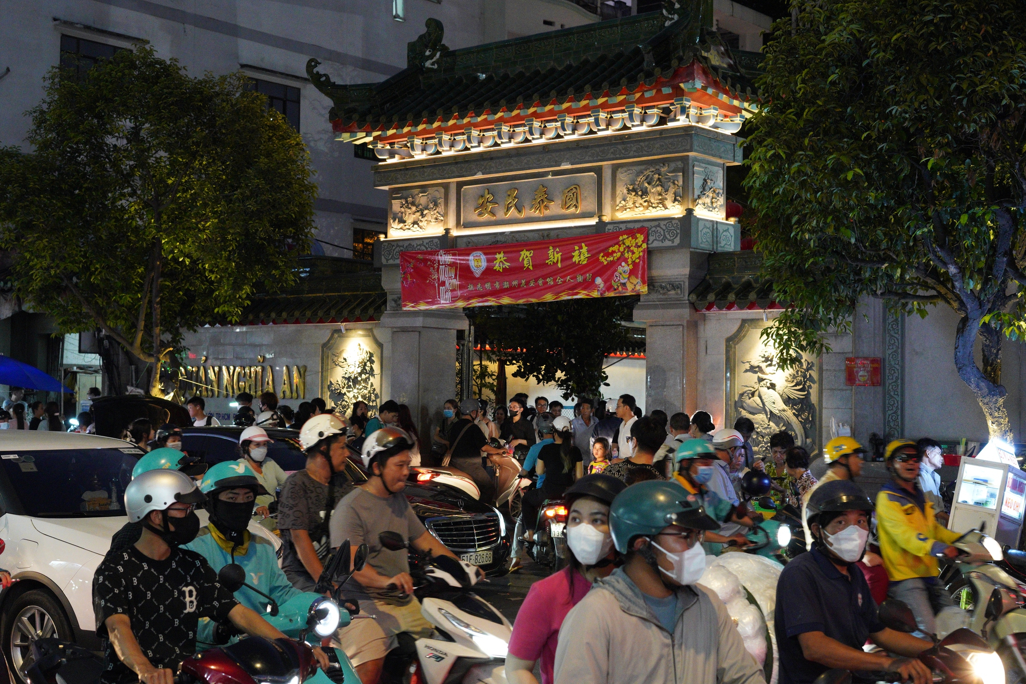 Người d&acirc;n chen k&iacute;n ng&ocirc;i ch&ugrave;a thi&ecirc;ng tại TP.HCM đ&ecirc;m Rằm th&aacute;ng Gi&ecirc;ng, tất cả v&igrave; một tục "vay - trả" đ&atilde; tồn tại trăm năm- Ảnh 1.