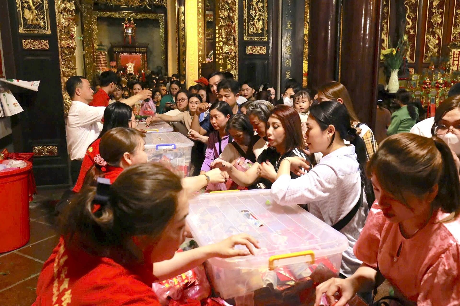 Người d&acirc;n chen k&iacute;n ng&ocirc;i ch&ugrave;a thi&ecirc;ng tại TP.HCM đ&ecirc;m Rằm th&aacute;ng Gi&ecirc;ng, tất cả v&igrave; một tục "vay - trả" đ&atilde; tồn tại trăm năm- Ảnh 2.