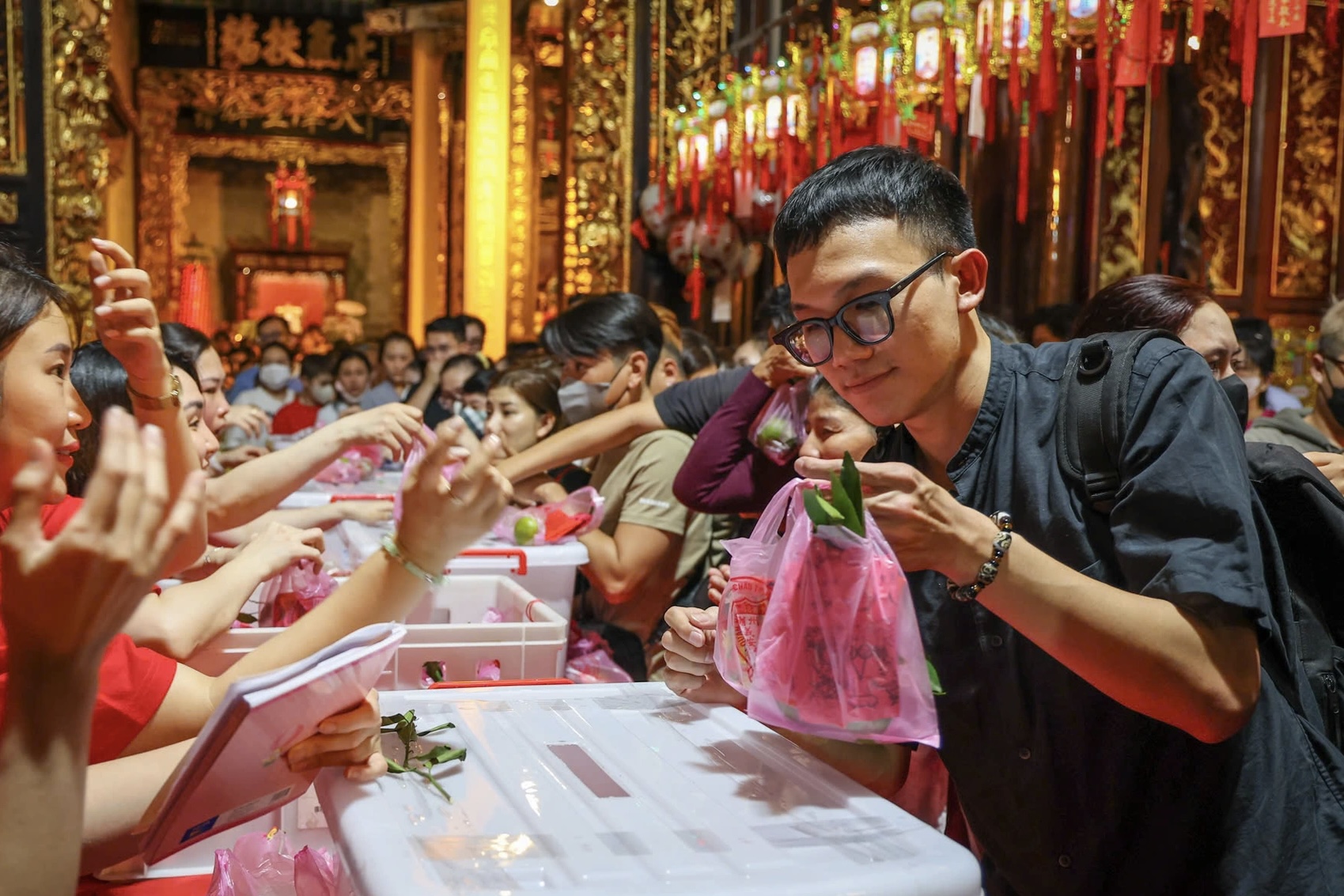 Người d&acirc;n chen k&iacute;n ng&ocirc;i ch&ugrave;a thi&ecirc;ng tại TP.HCM đ&ecirc;m Rằm th&aacute;ng Gi&ecirc;ng, tất cả v&igrave; một tục "vay - trả" đ&atilde; tồn tại trăm năm- Ảnh 3.