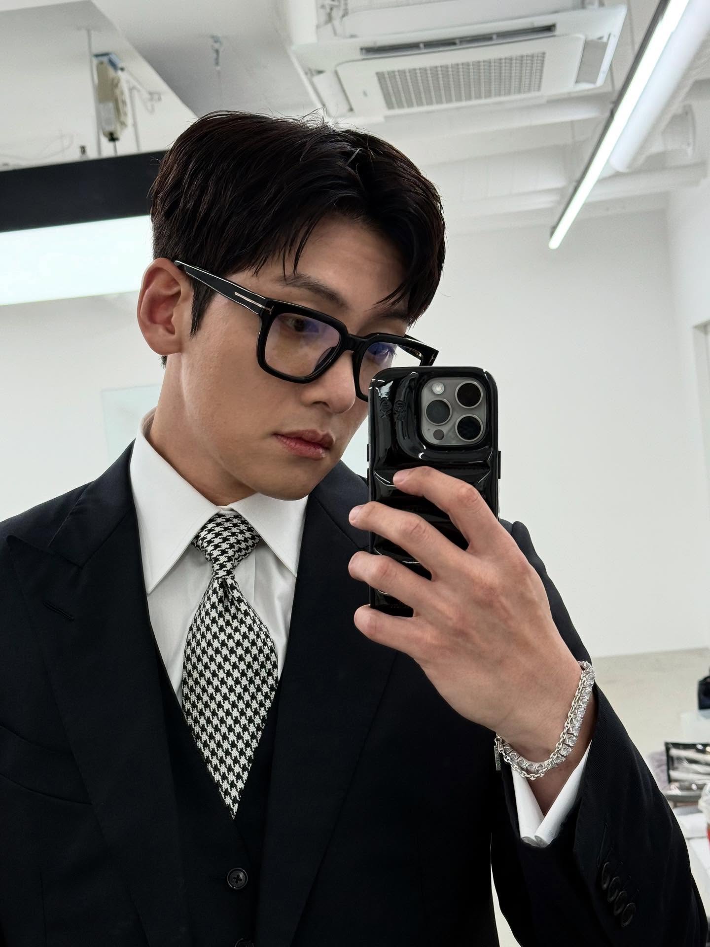 Camera cận tới lỗ ch&acirc;n l&ocirc;ng của cực phẩm nam thần H&agrave;n Quốc- Ảnh 8.