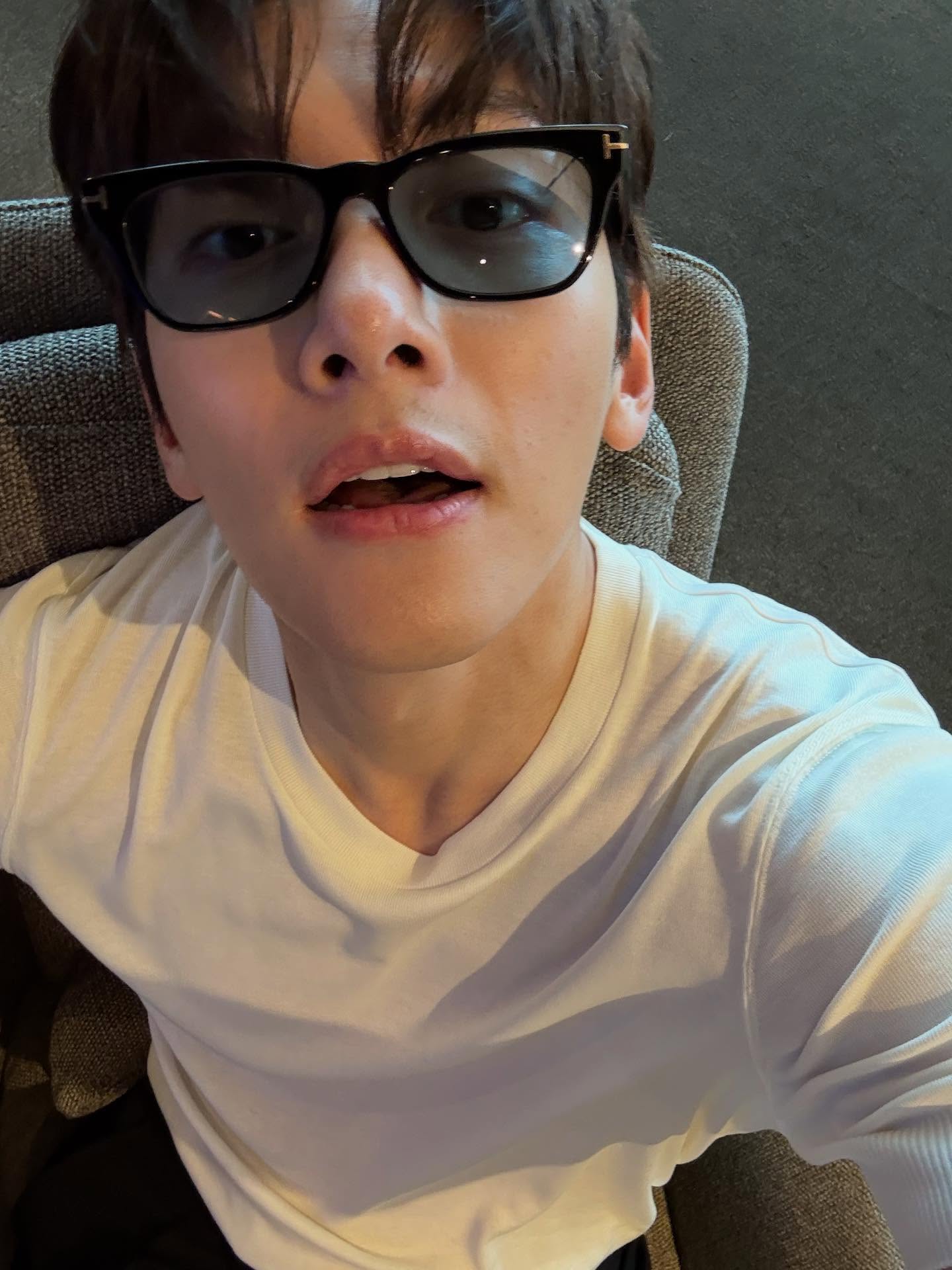 Camera cận tới lỗ ch&acirc;n l&ocirc;ng của cực phẩm nam thần H&agrave;n Quốc- Ảnh 7.