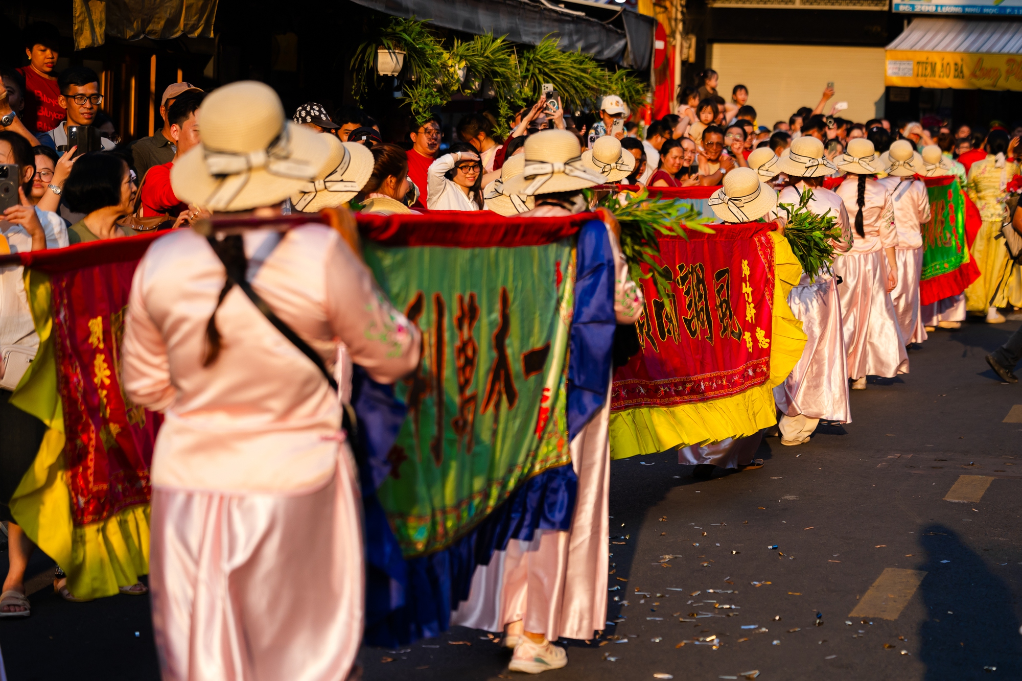 Cảnh tượng lạ ở Chợ Lớn dịp Tết Nguy&ecirc;n Ti&ecirc;u- Ảnh 14.