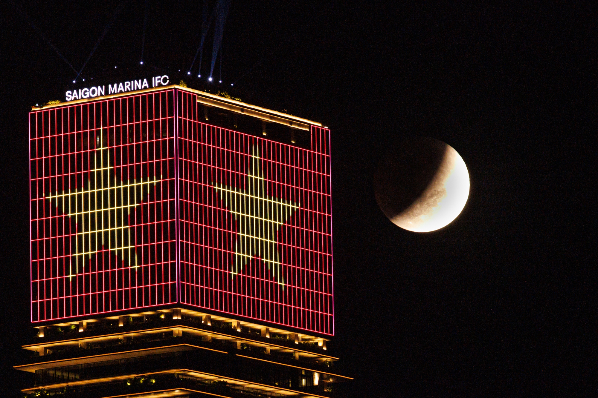 To&agrave;n cảnh "trăng m&aacute;u" tại TP.HCM tối ng&agrave;y 3/3- Ảnh 17.