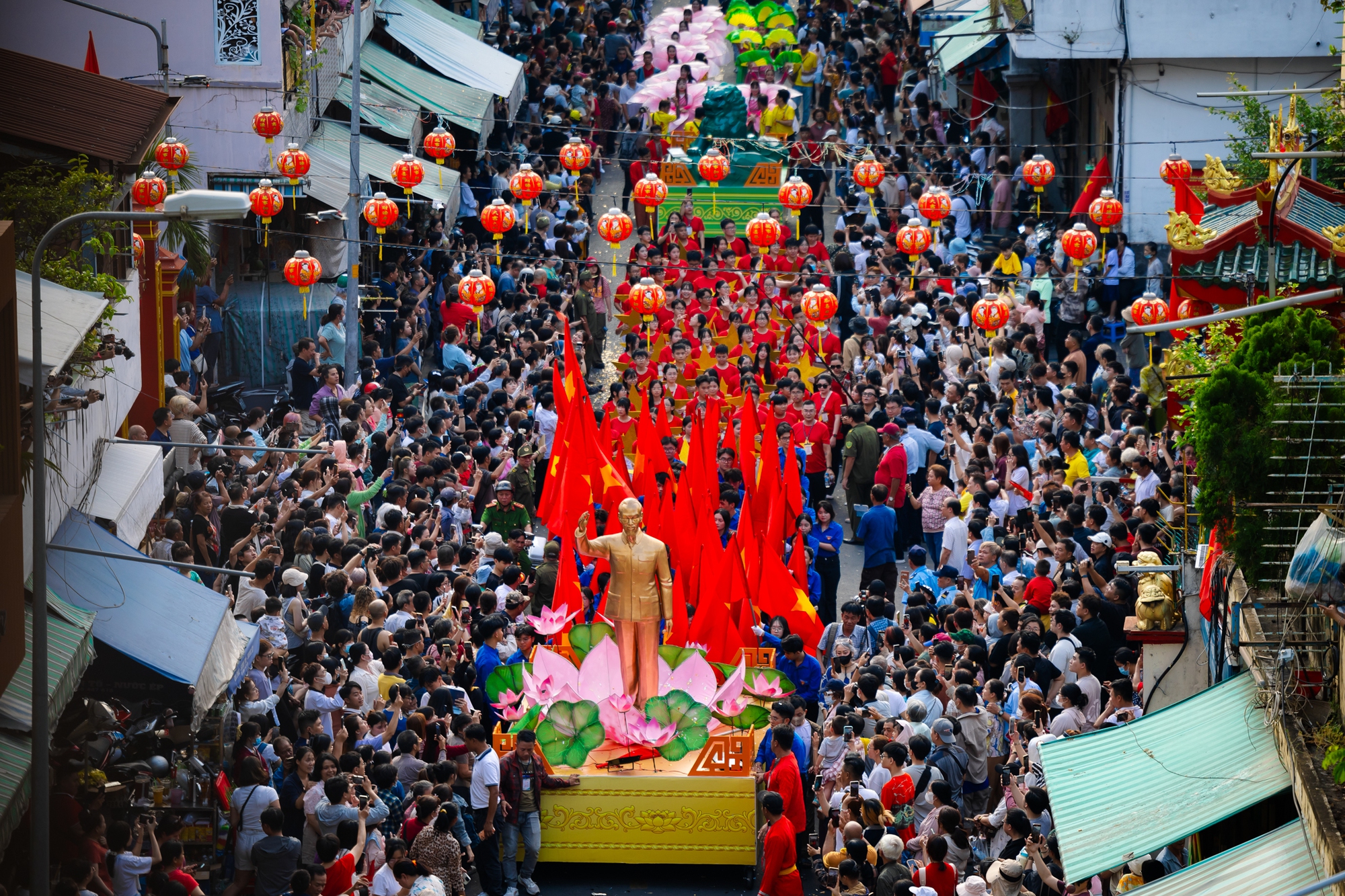 Cảnh tượng lạ ở Chợ Lớn dịp Tết Nguy&ecirc;n Ti&ecirc;u- Ảnh 1.