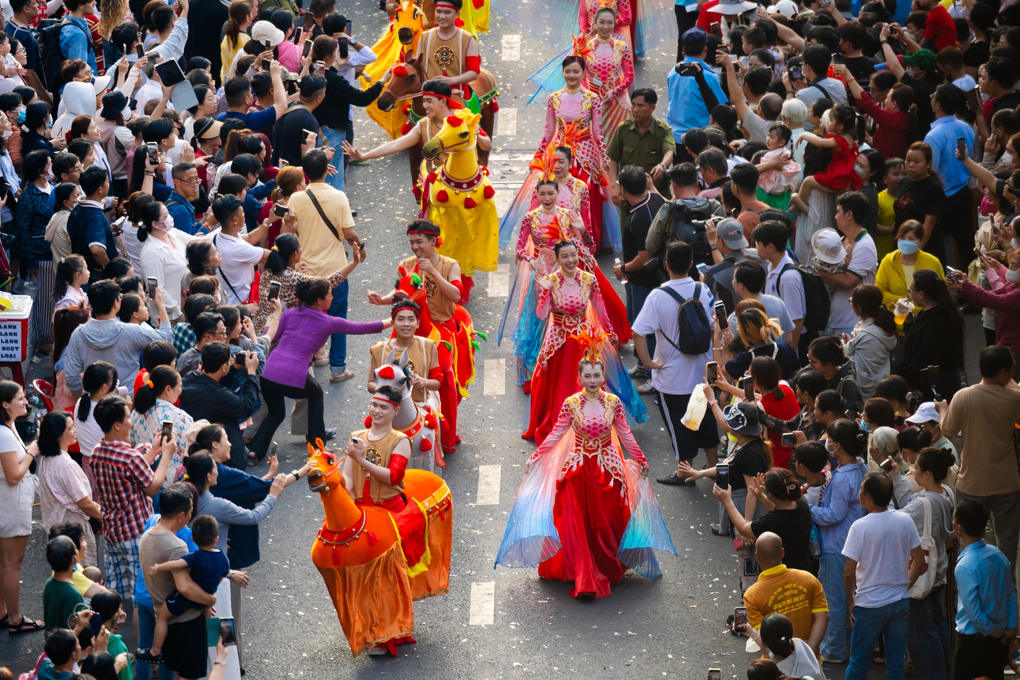 Cảnh tượng lạ ở Chợ Lớn dịp Tết Nguy&ecirc;n Ti&ecirc;u- Ảnh 11.