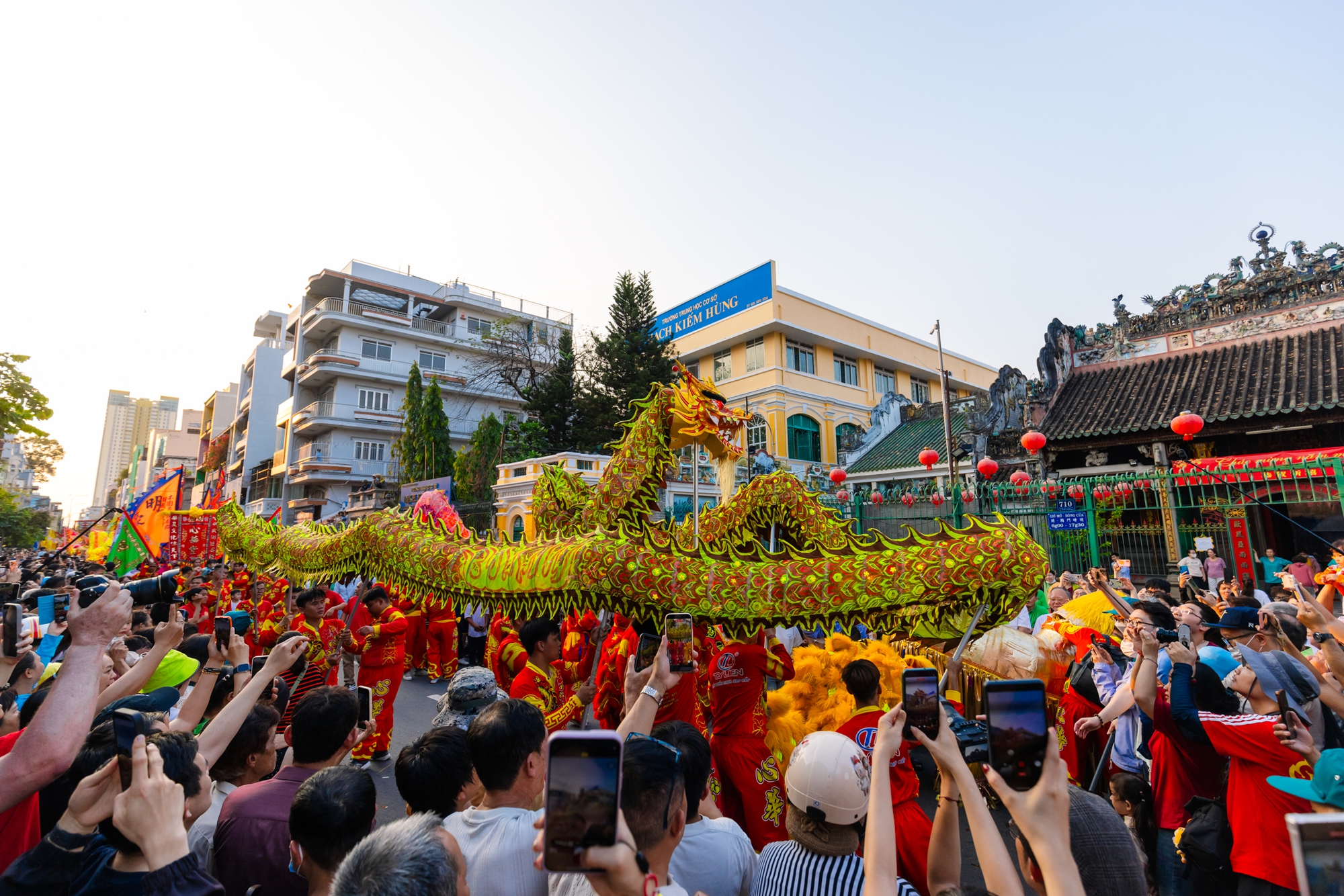 Cảnh tượng lạ ở Chợ Lớn dịp Tết Nguy&ecirc;n Ti&ecirc;u- Ảnh 9.