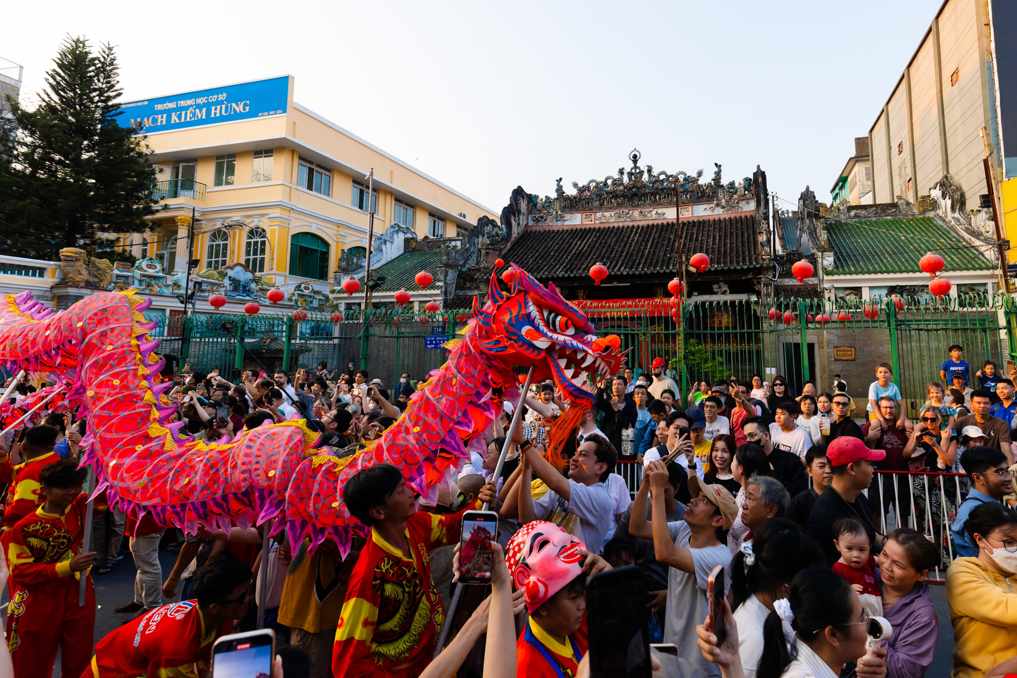 Cảnh tượng lạ ở Chợ Lớn dịp Tết Nguy&ecirc;n Ti&ecirc;u- Ảnh 6.