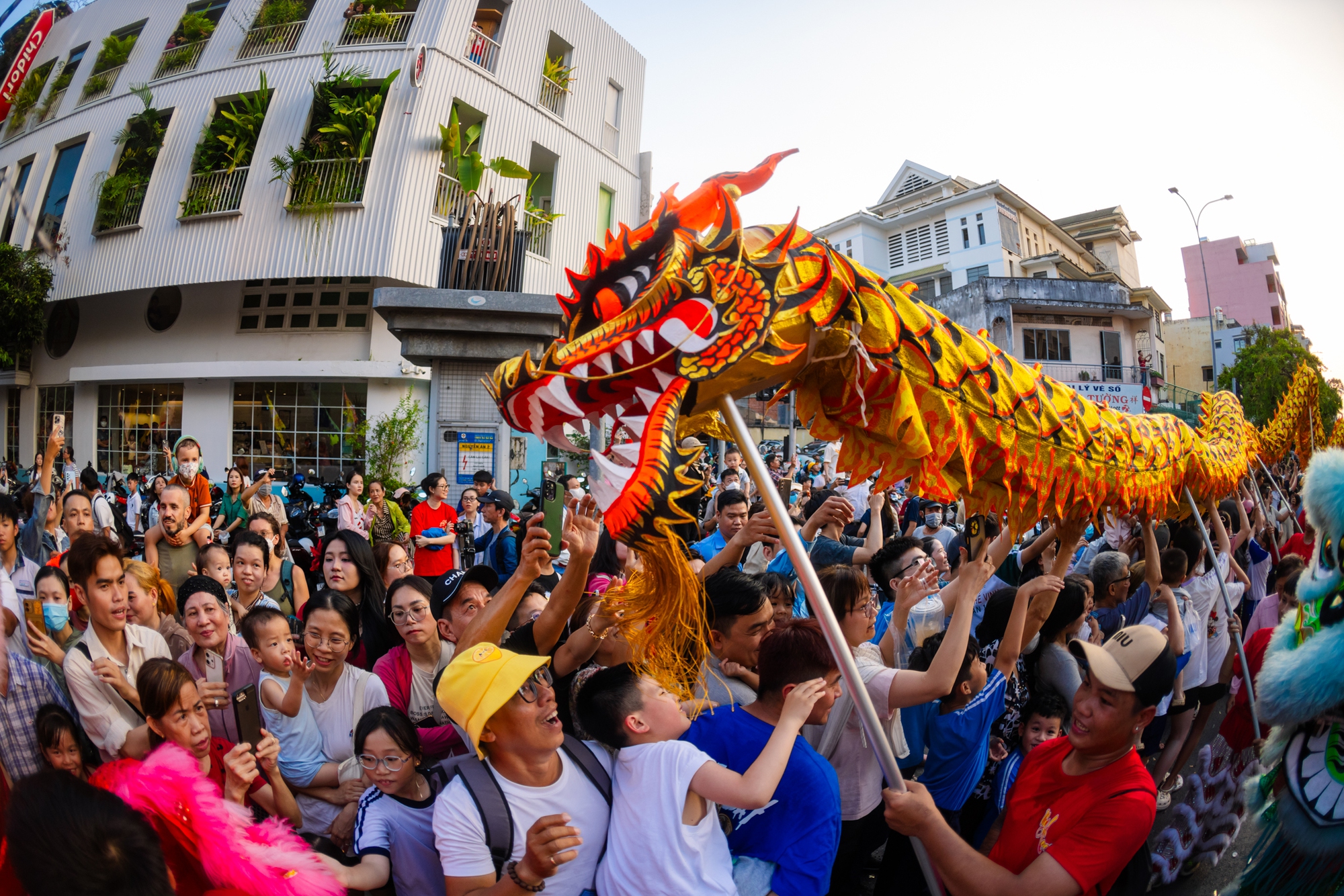 Cảnh tượng lạ ở Chợ Lớn dịp Tết Nguy&ecirc;n Ti&ecirc;u- Ảnh 7.