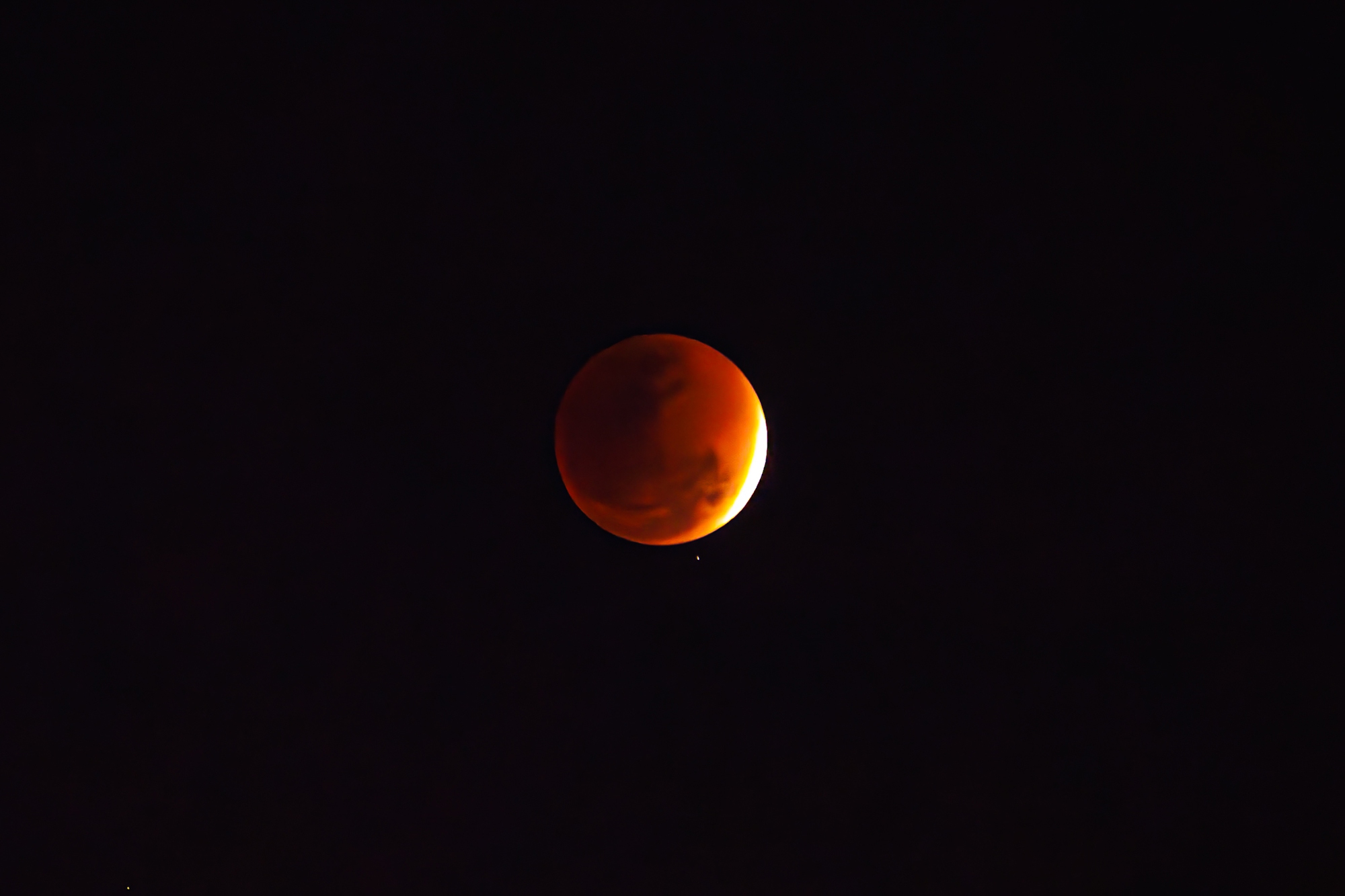 To&agrave;n cảnh "trăng m&aacute;u" tại TP.HCM tối ng&agrave;y 3/3- Ảnh 2.