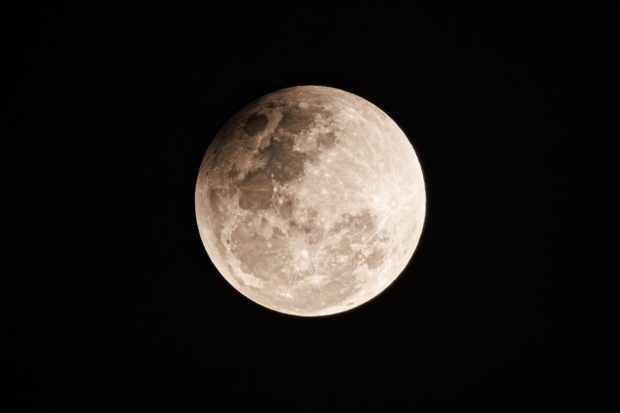 To&agrave;n cảnh "trăng m&aacute;u" tại TP.HCM tối ng&agrave;y 3/3- Ảnh 18.