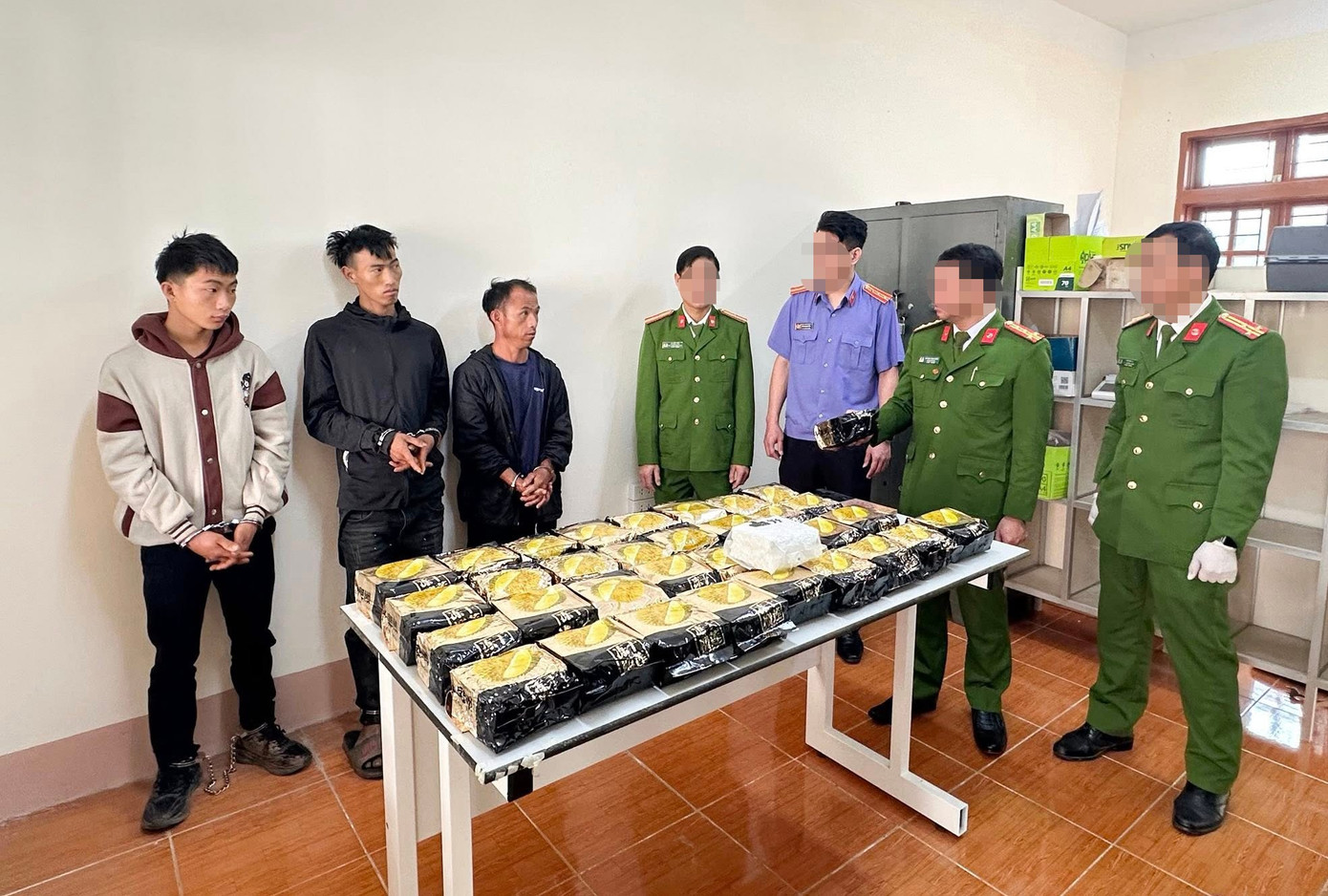 Triệt ph&aacute; đường d&acirc;y ma t&uacute;y xuy&ecirc;n bi&ecirc;n giới, thu hơn 34kg ma tu&yacute; v&agrave; s&uacute;ng đ&atilde; l&ecirc;n n&ograve;ng- Ảnh 1.