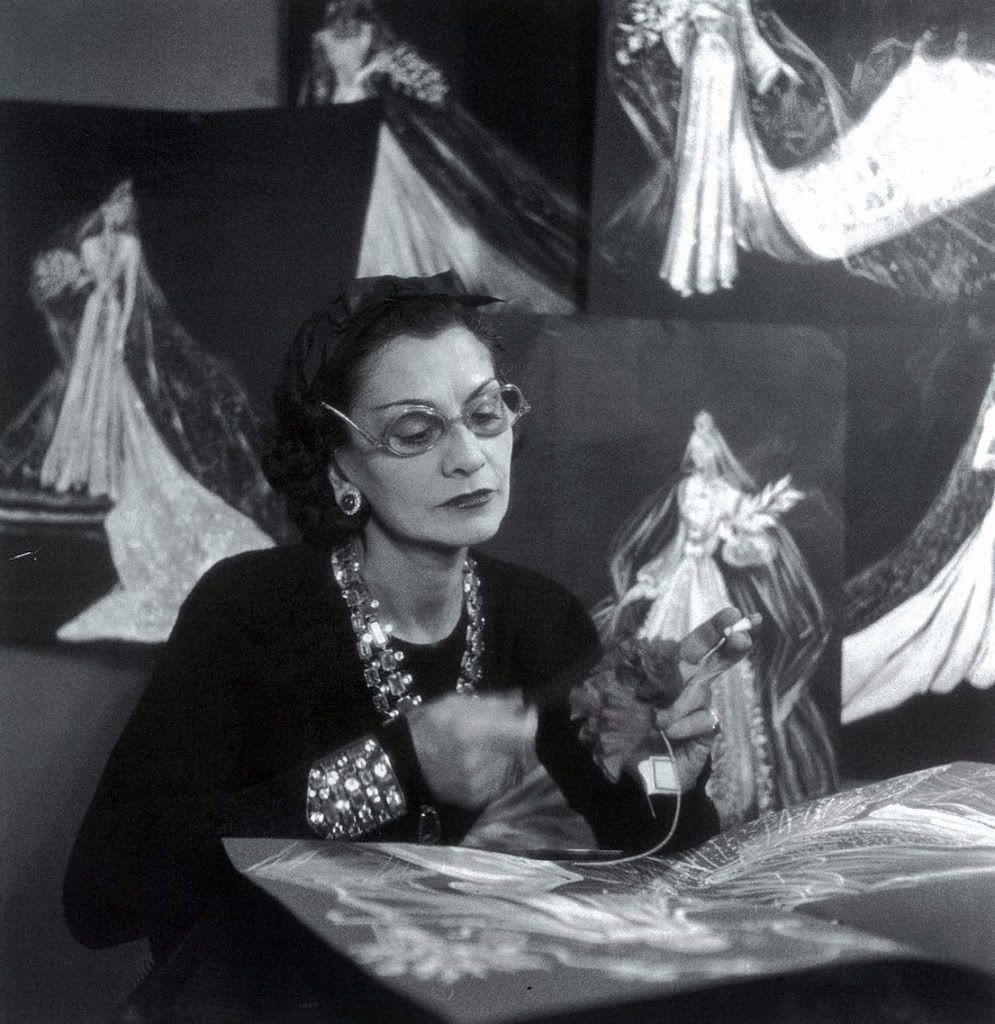 Ch&acirc;n dung người phụ nữ ở kh&aacute;ch sạn suốt 34 năm d&ugrave; nh&agrave; ở đối diện- Ảnh 1.