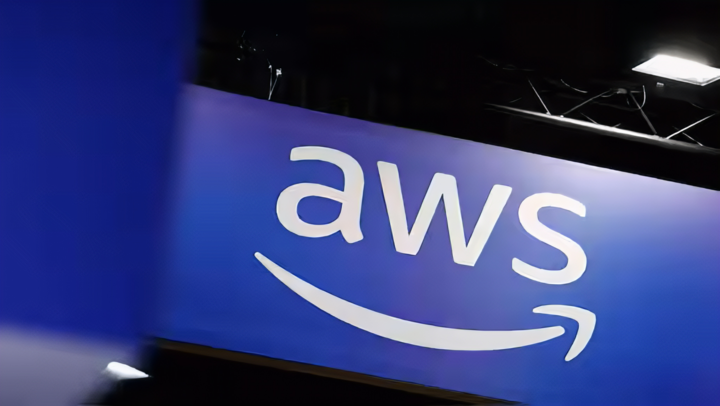 Bị vật thể lạ va chạm, Trung t&acirc;m dữ liệu của Amazon tại UAE bốc ch&aacute;y- Ảnh 1.