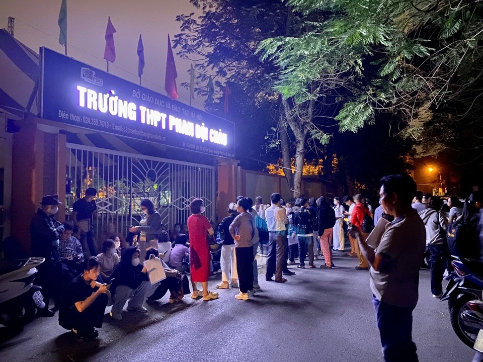 Nửa đ&ecirc;m, h&agrave;ng trăm phụ huynh H&agrave; Nội đội mưa xếp h&agrave;ng nộp hồ sơ v&agrave;o lớp 10 cho con- Ảnh 1.