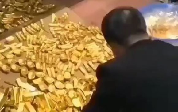 Ph&aacute;t hiện một vali đầy v&agrave;ng trị gi&aacute; hơn 17 tỷ đồng nằm chơ vơ giữa nơi ngh&igrave;n người qua lại: Cảnh s&aacute;t mở cuộc điều tra khẩn- Ảnh 1.