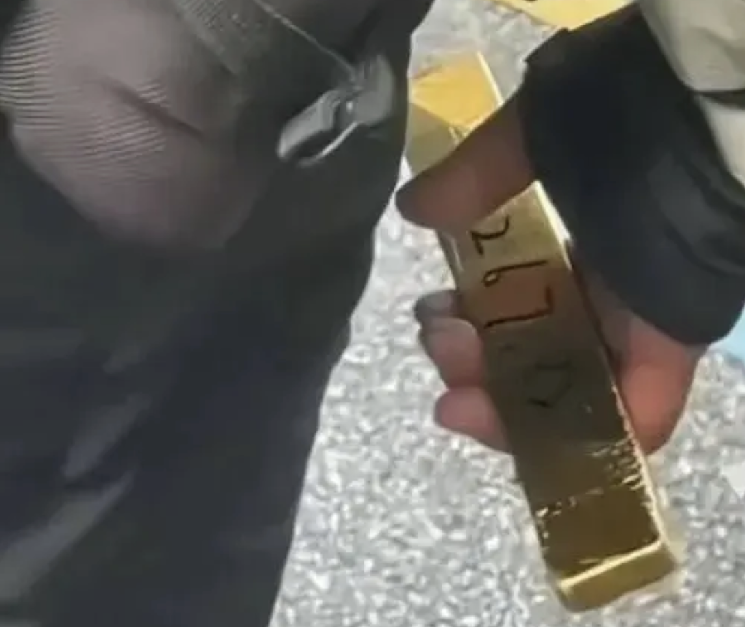 Ph&aacute;t hiện một vali đầy v&agrave;ng trị gi&aacute; hơn 17 tỷ đồng nằm chơ vơ giữa nơi ngh&igrave;n người qua lại: Cảnh s&aacute;t mở cuộc điều tra khẩn- Ảnh 3.