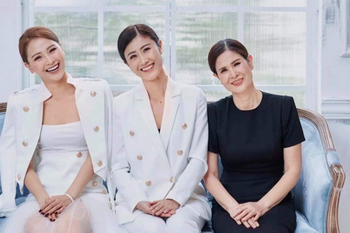 Gia thế nữ MC VTV vừa l&agrave;m đ&aacute;m hỏi với cầu thủ nổi tiếng- Ảnh 2.