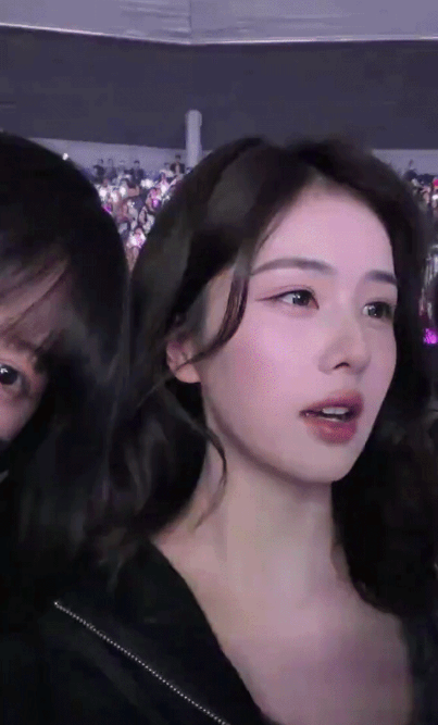 Clip 15s của Bạch Lộc khiến Triệu Lộ Tư v&agrave; Jang Wonyoung bị nhắc t&ecirc;n- Ảnh 1.