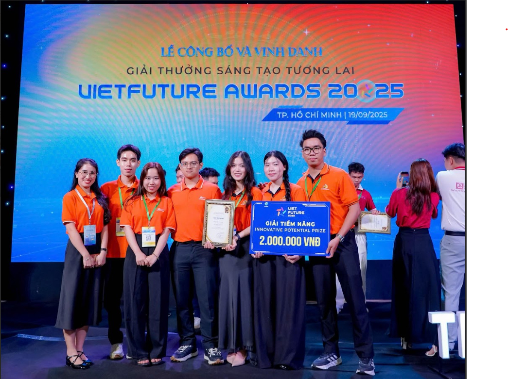 "Sinh vi&ecirc;n nh&agrave; người ta" d&ugrave;ng AR l&agrave;m "sống lại" di sản, thuyết phục nh&agrave; đầu tư chi 200 triệu ngay tại buổi bảo vệ đồ &aacute;n- Ảnh 3.