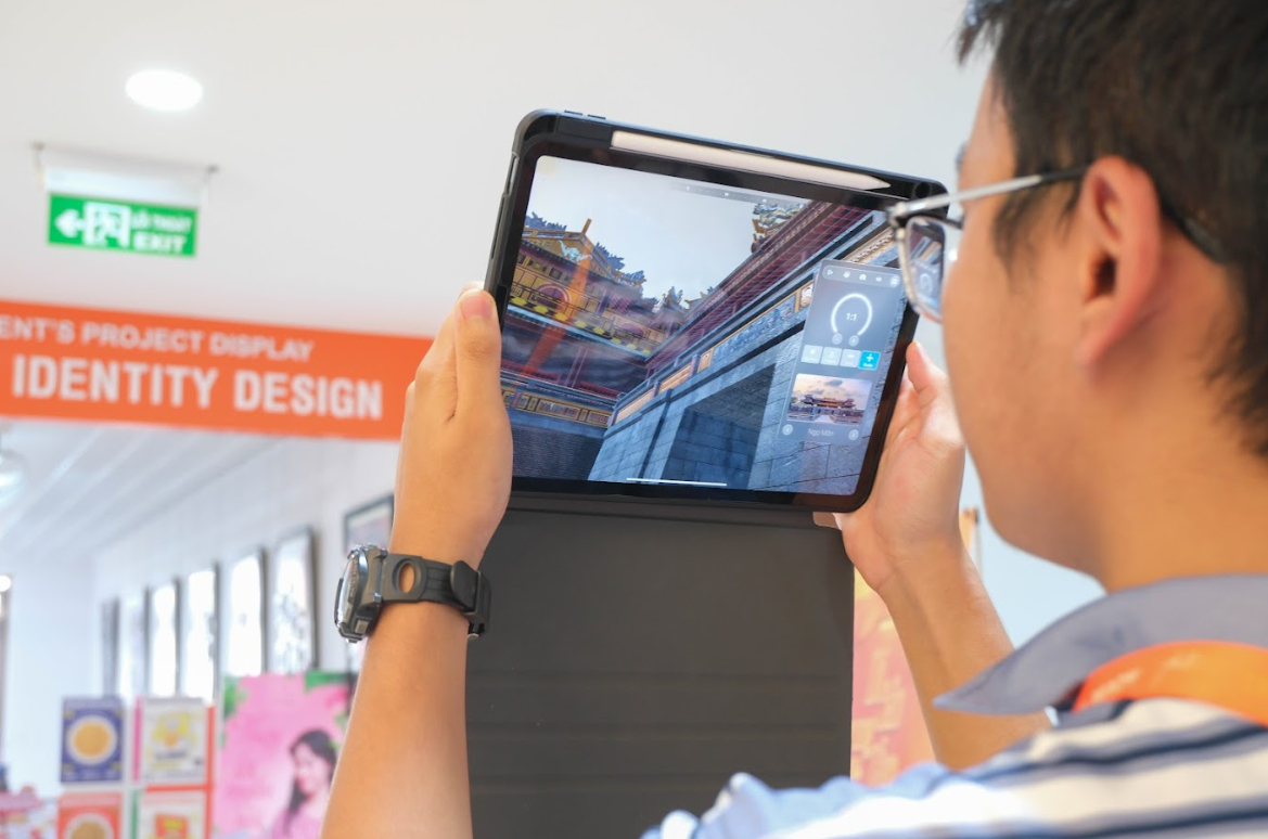 "Sinh vi&ecirc;n nh&agrave; người ta" d&ugrave;ng AR l&agrave;m "sống lại" di sản, thuyết phục nh&agrave; đầu tư chi 200 triệu ngay tại buổi bảo vệ đồ &aacute;n- Ảnh 2.