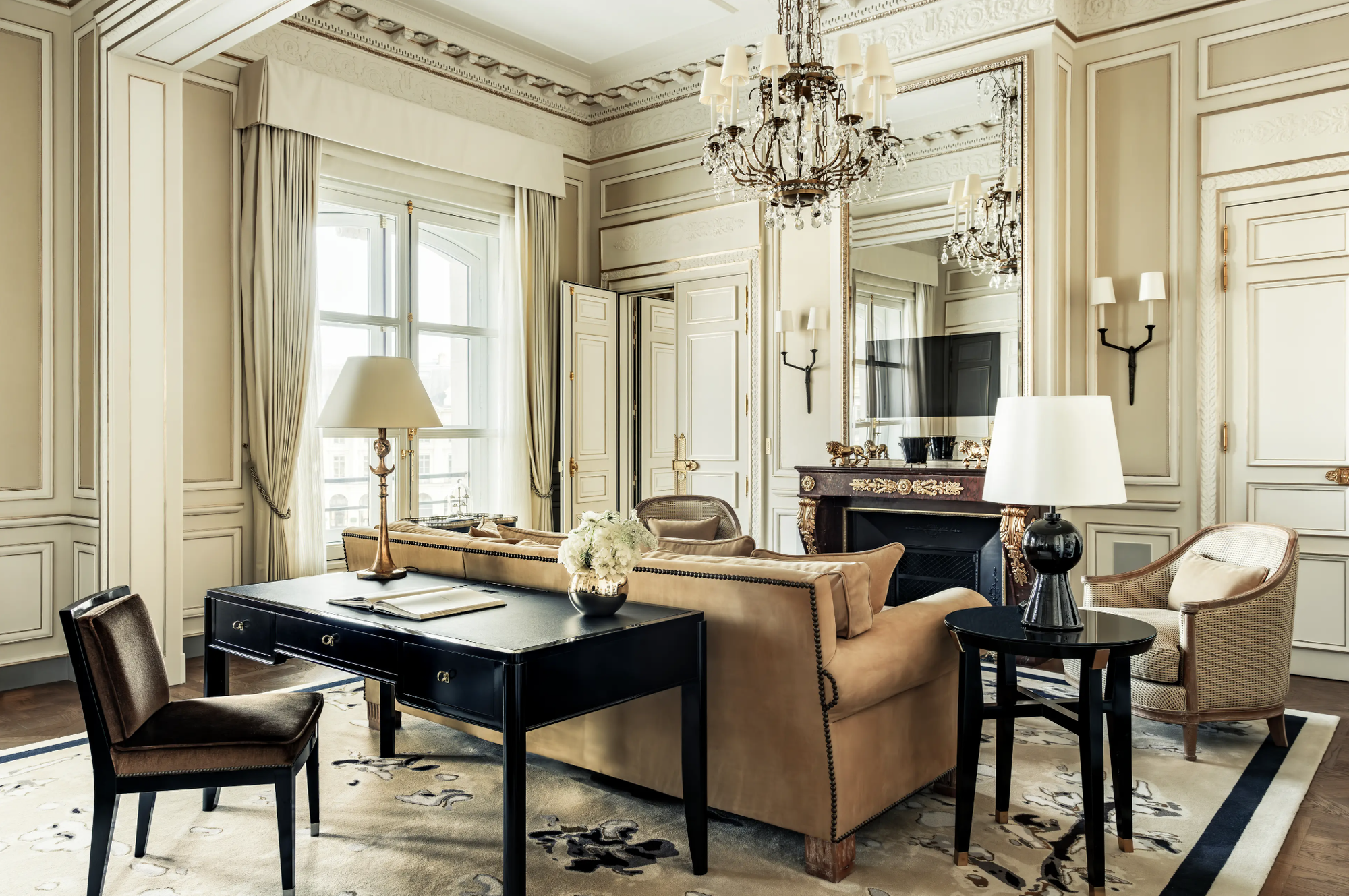 Ch&acirc;n dung người phụ nữ ở kh&aacute;ch sạn suốt 34 năm d&ugrave; nh&agrave; ở đối diện- Ảnh 3.