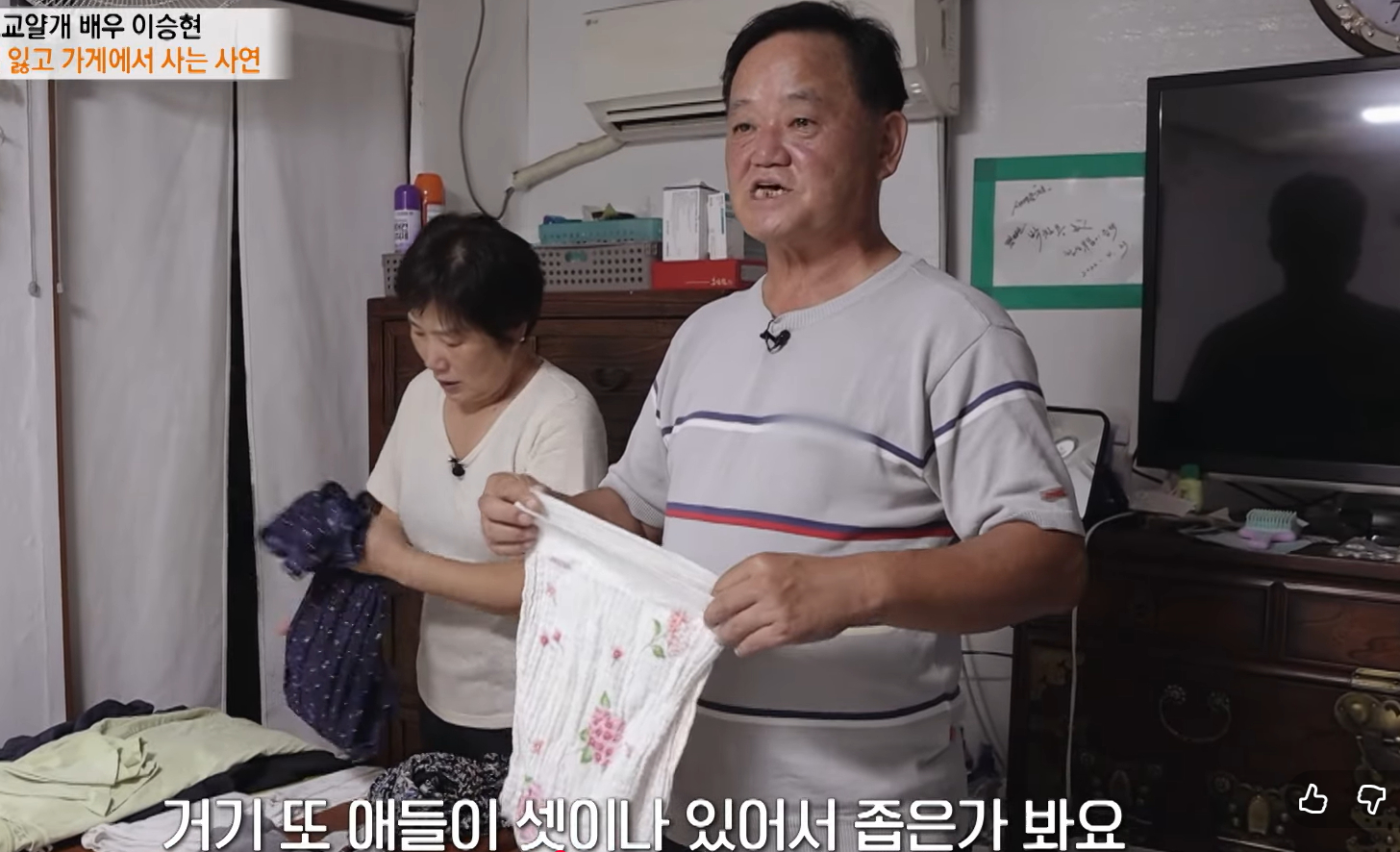 Nam thần thanh xu&acirc;n một thời nay đi ph&aacute;t tờ rơi, sống lay lắt c&ugrave;ng vợ trong căn ph&ograve;ng thu&ecirc; chật chội- Ảnh 4.