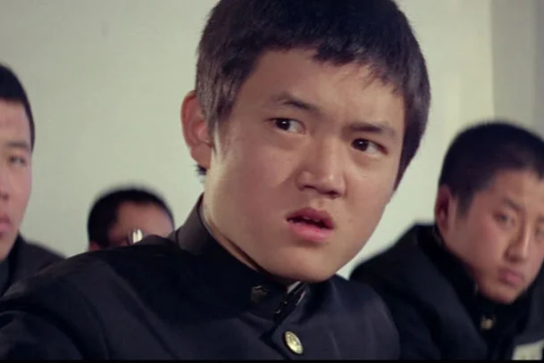 Nam thần thanh xu&acirc;n một thời nay đi ph&aacute;t tờ rơi, sống lay lắt c&ugrave;ng vợ trong căn ph&ograve;ng thu&ecirc; chật chội- Ảnh 1.