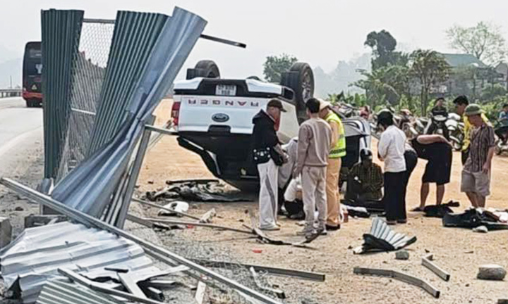 Xe b&aacute;n tải đ&acirc;m r&agrave;o t&ocirc;n tr&ecirc;n cao tốc Nội B&agrave;i - L&agrave;o Cai, một người tử vong- Ảnh 1.