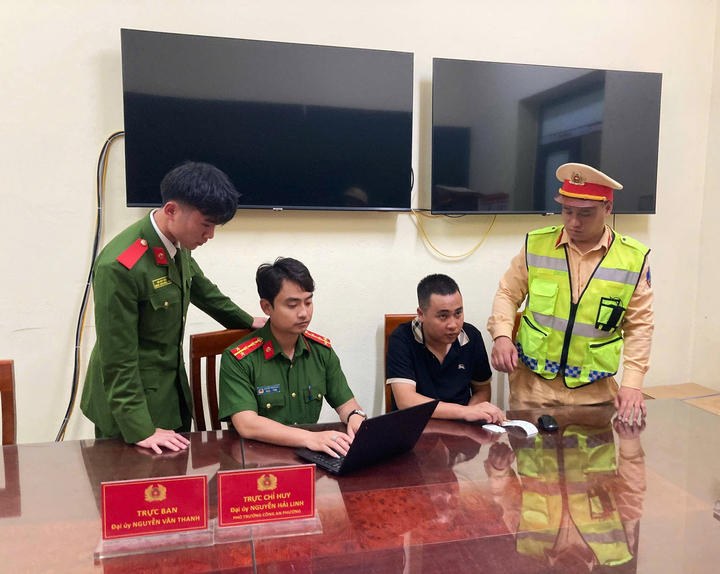 CSGT r&uacute;t s&uacute;ng khống chế t&agrave;i xế xe tải "th&ocirc;ng chốt" kiểm tra nồng độ cồn- Ảnh 2.