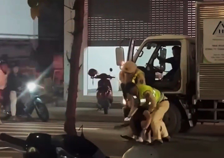 CSGT r&uacute;t s&uacute;ng khống chế t&agrave;i xế xe tải "th&ocirc;ng chốt" kiểm tra nồng độ cồn- Ảnh 1.