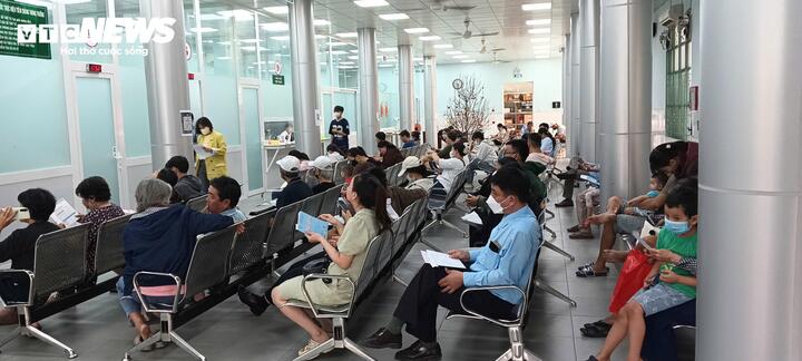 Người d&acirc;n đi ti&ecirc;m vaccine ph&ograve;ng bệnh dại tăng vọt sau Tết- Ảnh 2.