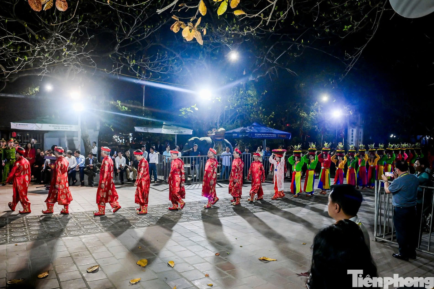 Người d&acirc;n &ugrave;n &ugrave;n k&eacute;o v&agrave;o đền Trần l&uacute;c nửa đ&ecirc;m- Ảnh 2.