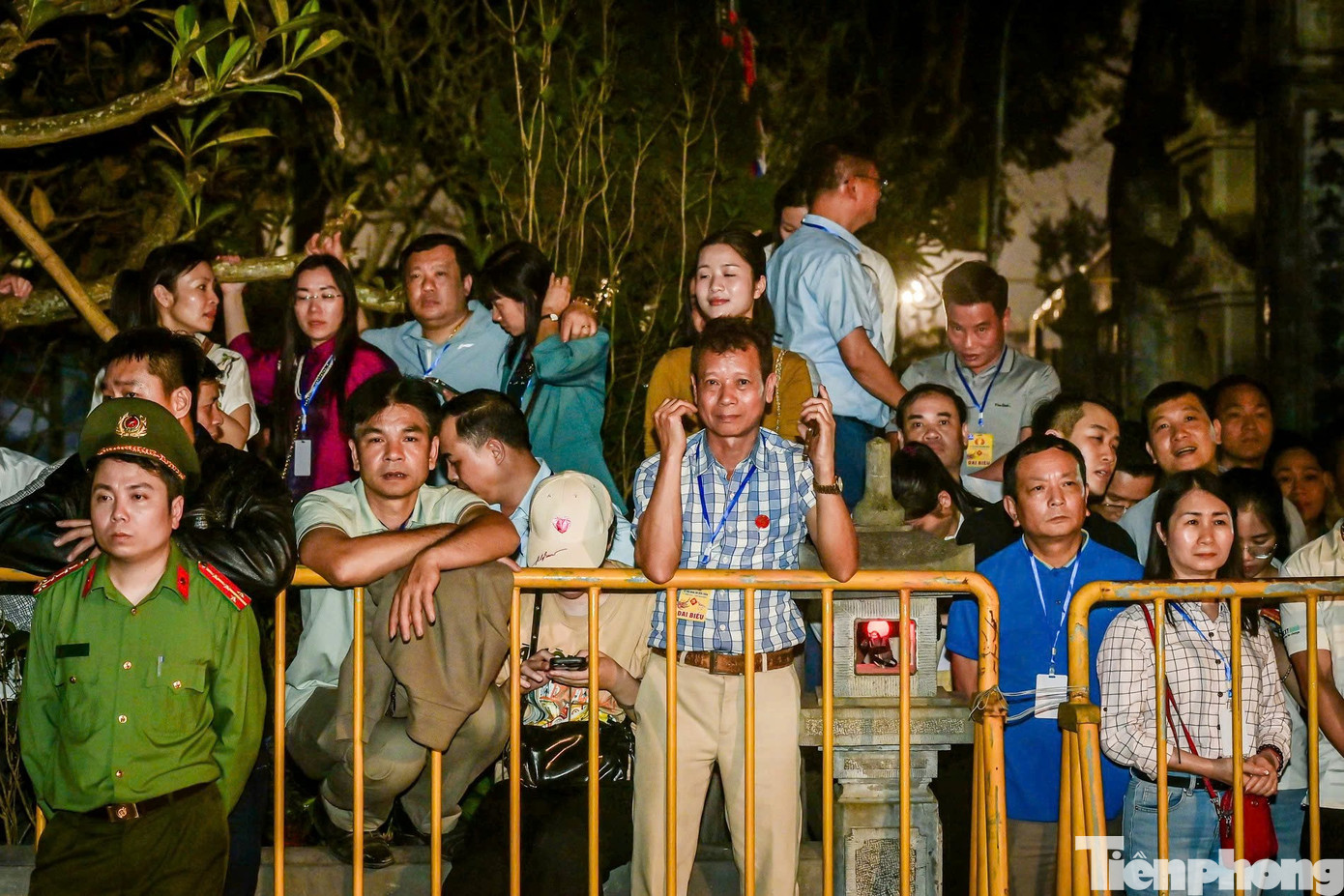 Người d&acirc;n &ugrave;n &ugrave;n k&eacute;o v&agrave;o đền Trần l&uacute;c nửa đ&ecirc;m- Ảnh 11.
