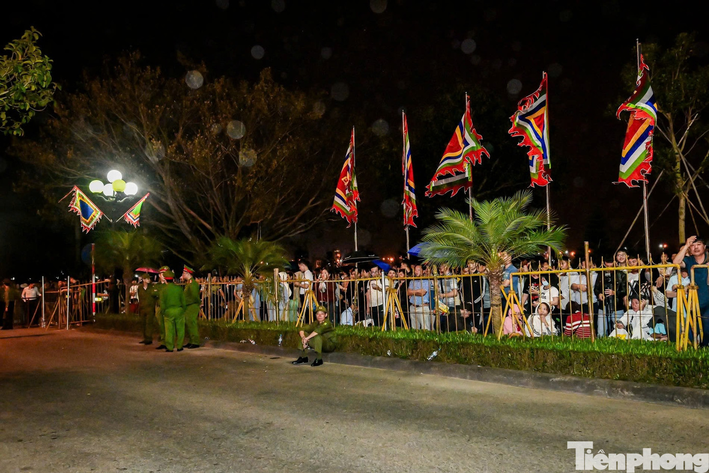 Người d&acirc;n &ugrave;n &ugrave;n k&eacute;o v&agrave;o đền Trần l&uacute;c nửa đ&ecirc;m- Ảnh 10.