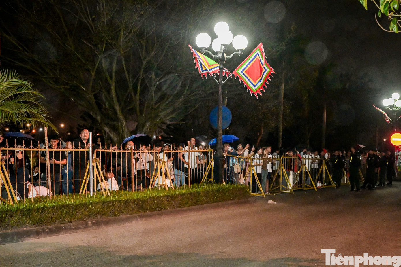 Người d&acirc;n &ugrave;n &ugrave;n k&eacute;o v&agrave;o đền Trần l&uacute;c nửa đ&ecirc;m- Ảnh 12.