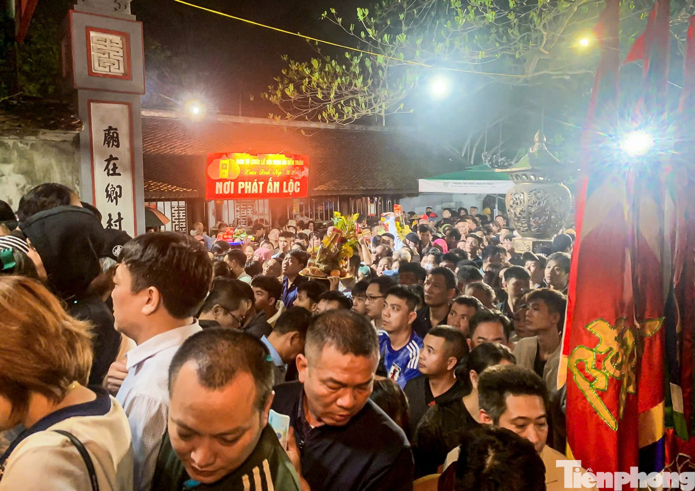 Người d&acirc;n &ugrave;n &ugrave;n k&eacute;o v&agrave;o đền Trần l&uacute;c nửa đ&ecirc;m- Ảnh 13.