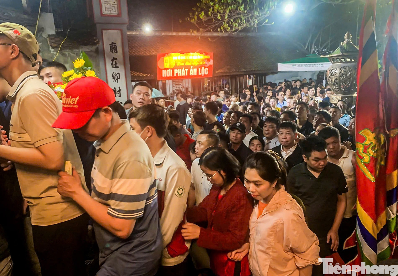 Người d&acirc;n &ugrave;n &ugrave;n k&eacute;o v&agrave;o đền Trần l&uacute;c nửa đ&ecirc;m- Ảnh 14.
