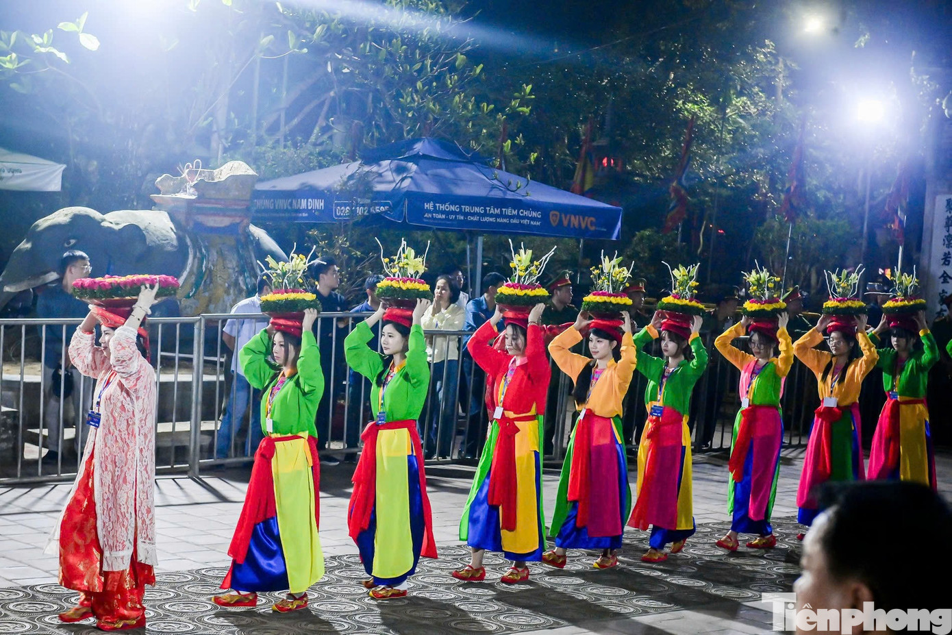 Người d&acirc;n &ugrave;n &ugrave;n k&eacute;o v&agrave;o đền Trần l&uacute;c nửa đ&ecirc;m- Ảnh 3.