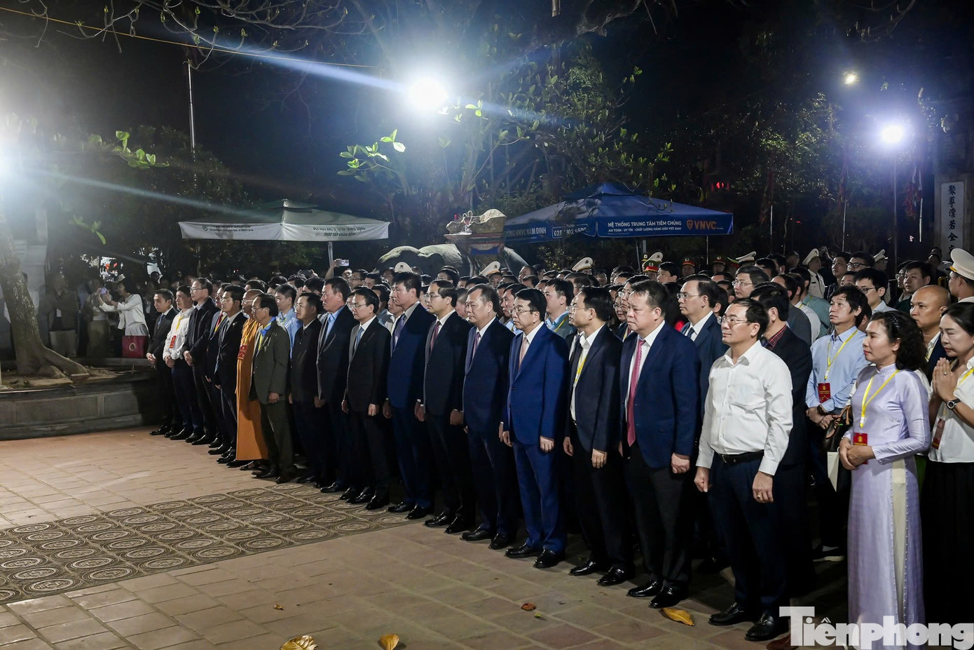 Người d&acirc;n &ugrave;n &ugrave;n k&eacute;o v&agrave;o đền Trần l&uacute;c nửa đ&ecirc;m- Ảnh 1.