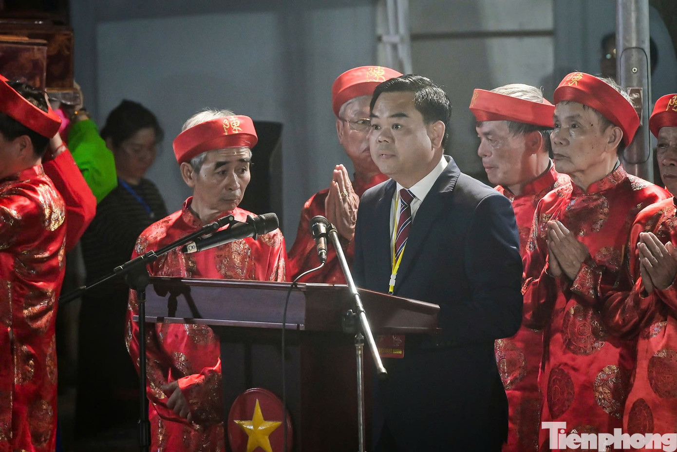 Người d&acirc;n &ugrave;n &ugrave;n k&eacute;o v&agrave;o đền Trần l&uacute;c nửa đ&ecirc;m- Ảnh 4.