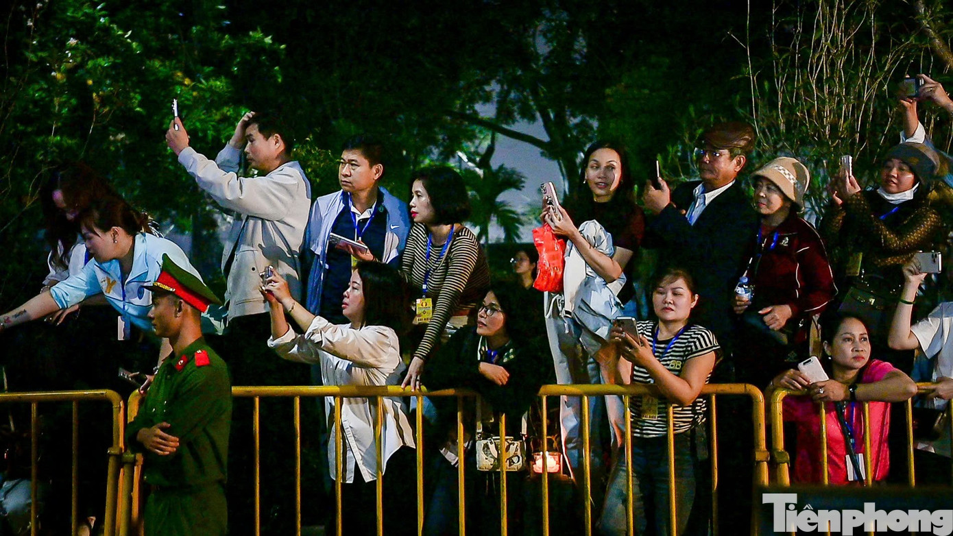 Người d&acirc;n &ugrave;n &ugrave;n k&eacute;o v&agrave;o đền Trần l&uacute;c nửa đ&ecirc;m- Ảnh 9.